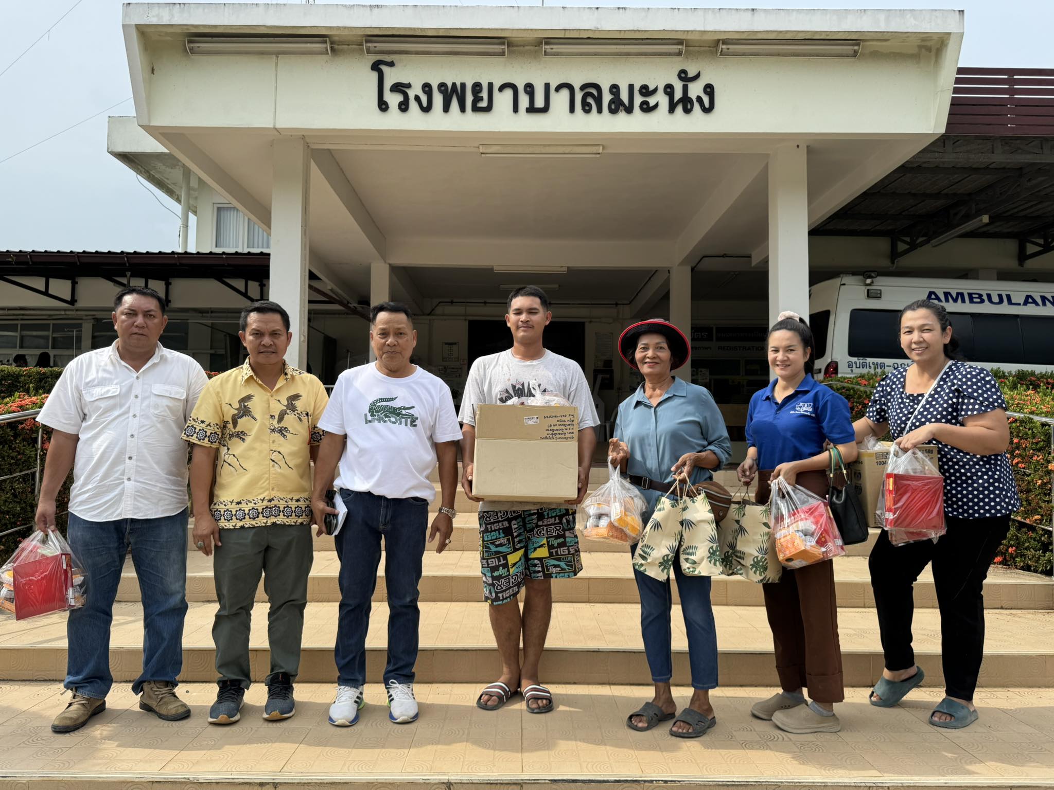 เยี่ยมเยียนให้กำลังใจ ผู้ป่วย ผู้สูงอายุ ในพื้นที่หมู่ 1 (โรงพยาบาลมะนัง) บ้านผังปาล์ม 1 ตำบลปาล์มพัฒนา อำเภอมะนัง จังหวัดสตูล เพื่อเป็นการสร้างขวัญและกำลังใจ แก่พี่น้องประชาชน ที่ได้รับความลำบากในพื้นที่ พร้อมรับฟังปัญหาความเดือดร้อน และความต้องการของประชาชนชน