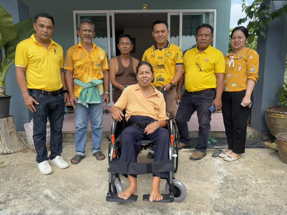 ลงพื้นที่เยี่ยมเยียนให้กำลังใจ ผู้สูงอายุ และผู้ป่วยติดเตียงที่มีภาวะพึงพิง พร้อมมอบรถวีลแชร์ ในชีวิตประจำวัน ในพื้นที่หมู่ 2 บ้านผังปาล์ม 3 ตำบลปาล์มพัฒนา อำเภอมะนัง จังหวัดสตูล จำนวน 6 ราย  เพื่อเป็นการสร้างขวัญและกำลังใจ แก่พี่น้องประชาชนที่ไม่สามารถช่วยเหลือตัวเองได้ ที่ได้รับความลำบากในพื้นที่ พร้อมรับฟังปัญหาความเดือดร้อน และความต้องการของประชาชน