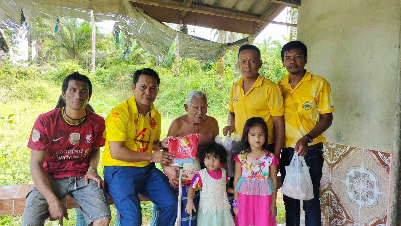 เยี่ยมเยียนผู้สูงอายุได้มอบ ไม้เท้า 4 ขา เพื่อช่วยพยุงในการเดินและ ข้าวสาร อาหารแห้ง  ของใช้จำเป็น  ให้นายสะอิ อานับ ในพื้นที่ หมู่ที่ 8 ตำบลปาล์มพัฒนา อ.มะนัง จ.สตูล  จาก งบประมาณโครงการ ขยะ ปัน สุข องค์การบริหารส่วนตำบลปาล์มพัฒนา