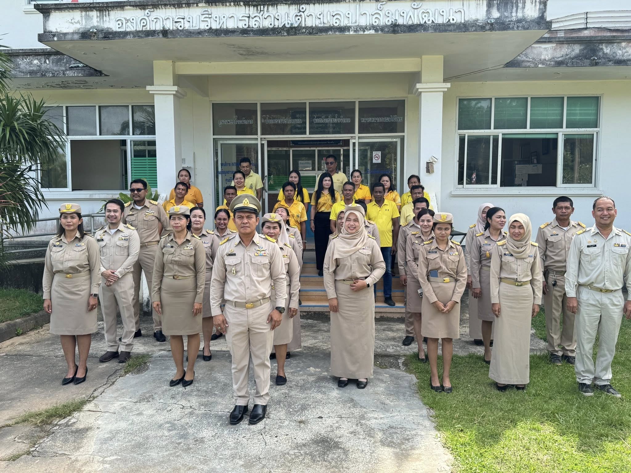 จัดกิจกรรมเคารพธงชาติไทยและร้องเพลงชาติไทย