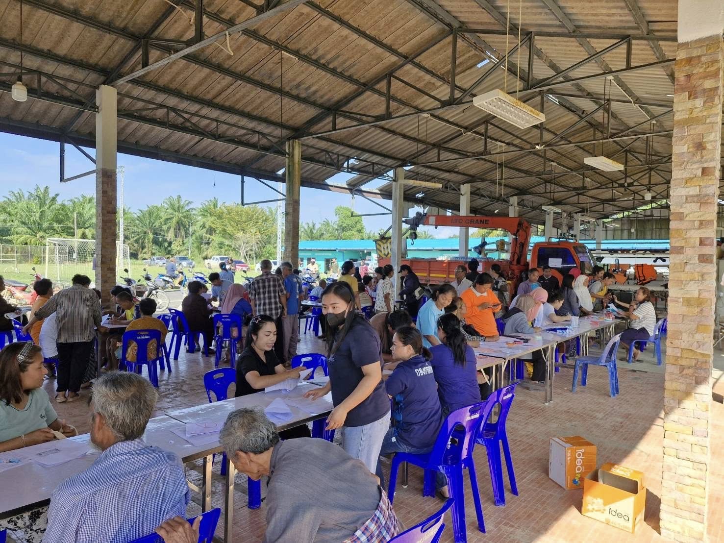 บรรยากาศการยื่นคำร้องขอรับความช่วยเหลือผู้ประสบอุทกภัย (น้ำท่วม) ปี2568