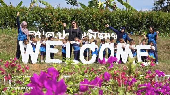นางสาวนฤมล  นวนไหม  เจ้าพนักงานส่งเสริมการท่องเที่ยว องค์การบริหารส่วนตำบลปาล์มพัฒนา ให้การต้อนรับ คณะครูและเด็กนักเรียน จากศูนย์พัฒนามัสยิดซอลาฮุดดีน  กับกิจกรรมเรียนรู้นอกสถานที่