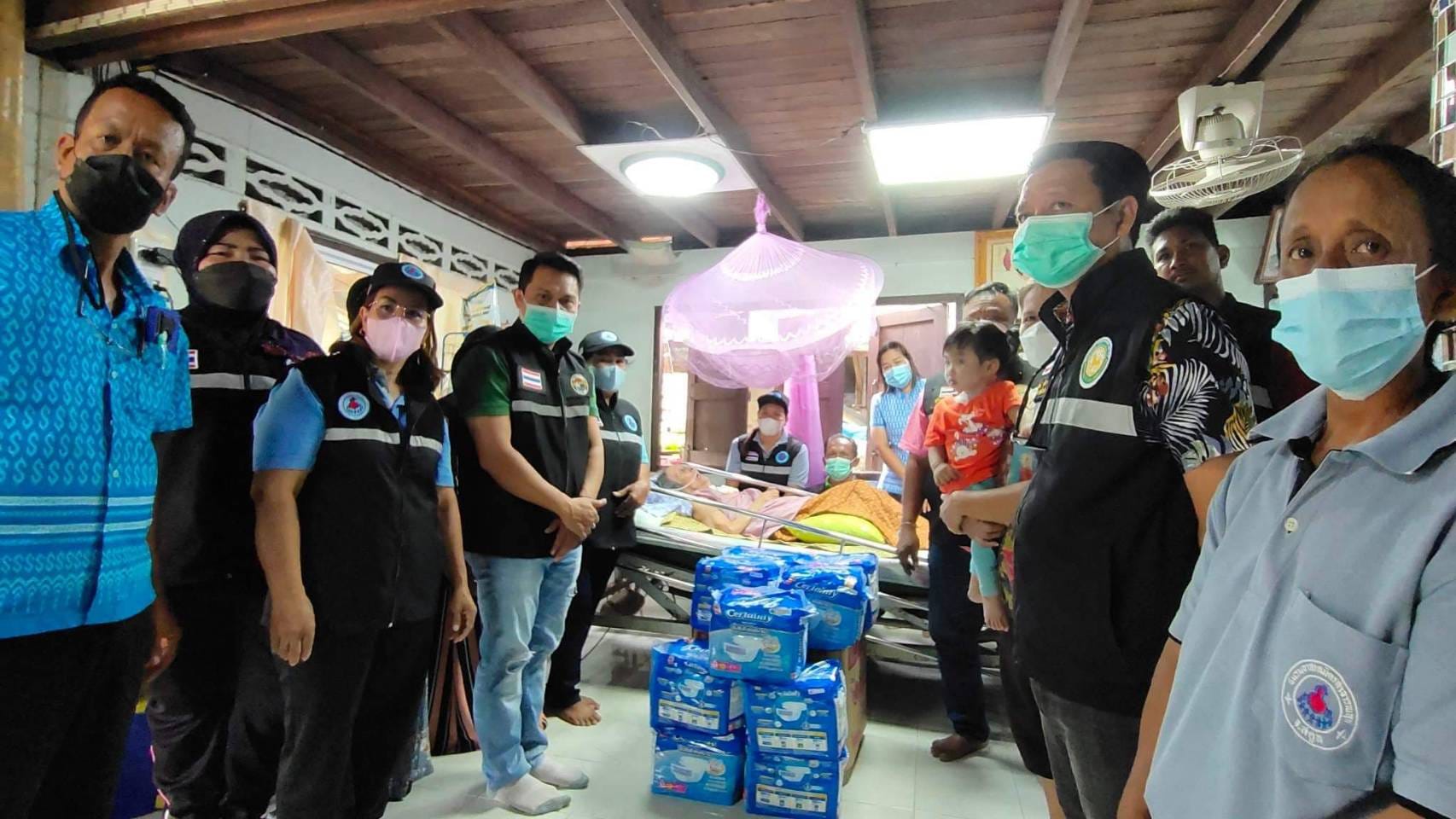 ลงเยี่ยมเยือนผู้ป่วยติดเตียงที่มีภาวะพึ่งพิงและได้ส่งมอบวัสดุสิ่งของที่จำเป็นต้องใช้ในชีวิตประจำวันให้แก่ผู้ป่วยติดเตียง 
