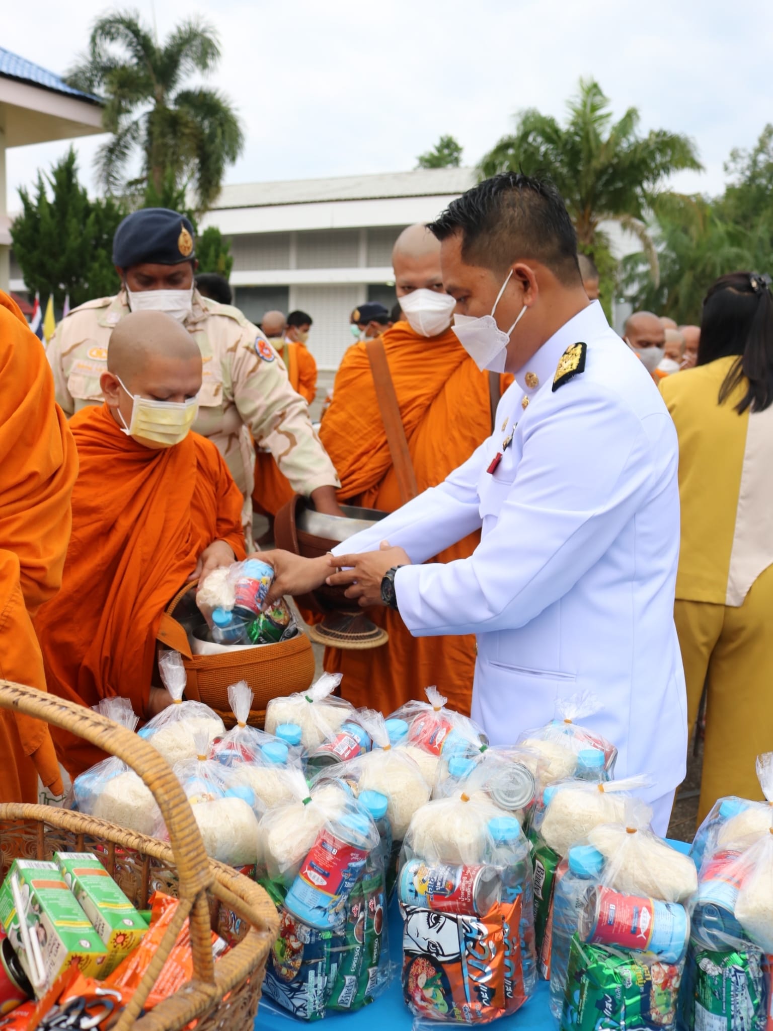 พิธีทำบุญตักบาตร ถวายเป็นพระราชกุศลเนื่องในโอกาสวันเฉลิมพระชนมพรรษา สมเด็จพระนางเจ้าสิริกิติ์ พระบรมราชินีนาถ พระบรมราชชนนีพันปีหลวง 90 พรรษา 12 สิงหาคม 2565